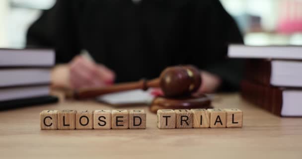 Frase Encerrado Julgamento Feito Cubos Madeira Contra Juiz Feminino Roupão — Vídeo de Stock