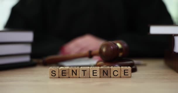 Palabra Sentencia Hecha Cubos Madera Contra Juez Sentado Mesa Con — Vídeo de stock