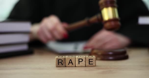 言葉砂利でノック裁判官に対して木製のキューブで作られたレイプ 女性裁判官は性的暴行審問を開始するガベルを置きます 刑事司法 — ストック動画