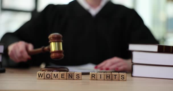 Κείμενο Γυναίκες Δικαιώματα Ξύλινους Κύβους Και Δικαστής Σφυρί Στο Δικαστήριο — Αρχείο Βίντεο