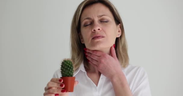 Femme Souffre Mal Gorge Tenant Cactus Main Debout Dans Bureau — Video