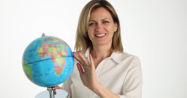 Positieve Vrouw Draait Aarde Bol Licht Premise Geografie Vrouwelijke Leraar — Stockvideo