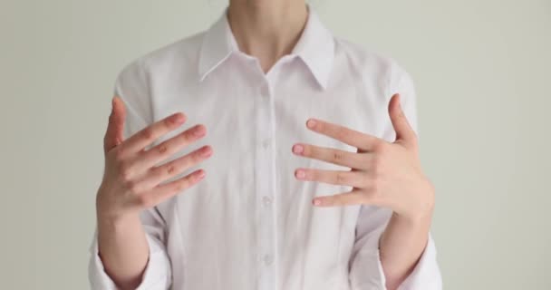 白いブラウスの女性は皮膚病と手を示しています 女性の患者は クリニックで皮膚科医に問題の皮膚を示しています ヘルスケアの概念スローモーション — ストック動画