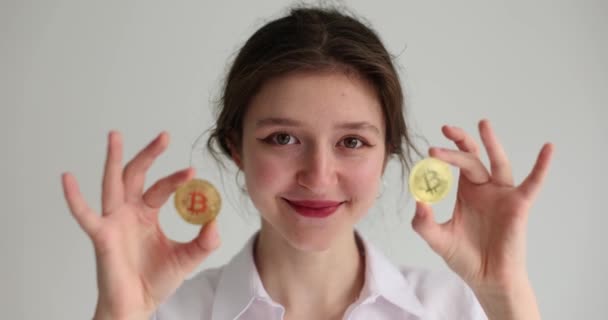 Wanita Positif Memegang Koin Emas Dengan Simbol Bitcoin Terhadap Mata — Stok Video