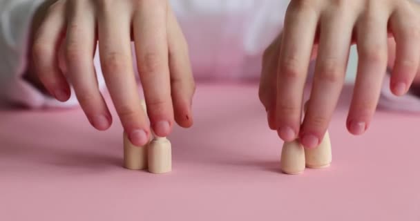 Frauen Tauschen Kleine Holzfiguren Die Scheidungskinder Symbolisieren Auf Einem Rosafarbenen — Stockvideo
