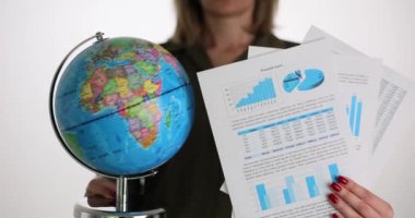Genç kadın küresel ekonomik kalkınma önem taşıyan veriler içeren küre ve belgeler gösteriyor. Kadın, dünya istatistik ve çizelgeleri gösteriyor