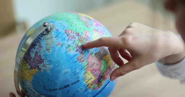 Escolar Criança Desliza Dedo Sobre Países Globo Local Estudante Estuda — Vídeo de Stock