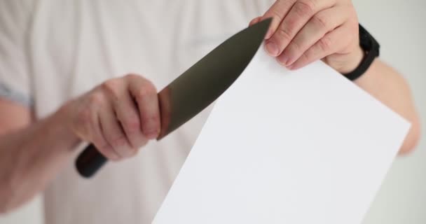 Férfi Papírlapot Vág Éles Késsel Könnyű Körülmények Között Munkavállaló Reklámozza — Stock videók