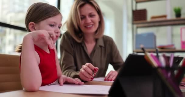 Anne Kız Birlikte Ödevi Yapıyorlar Gülümseyen Kadın Kızın Bilgi Kazanmasına — Stok video