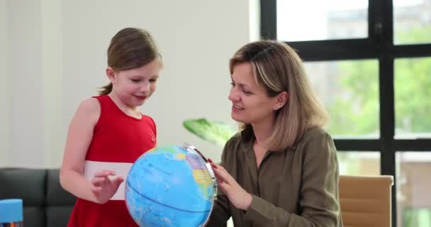 若い女性と女子学生は世界を見ている 女の子は国の場所を探索し 母親と一緒に旅行することを夢見て笑う 地理的スローモーションの研究 — ストック動画