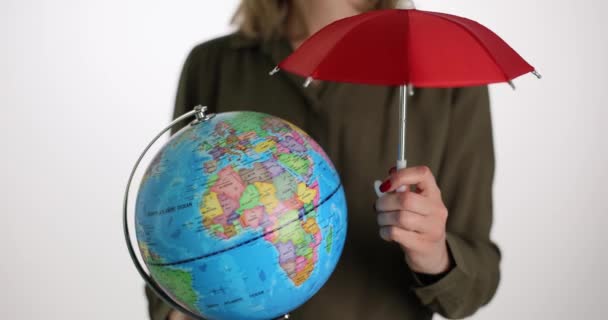 女は地球と赤い傘を持っている 地球温暖化による気候変動から地球を救うことに関心を持つ女性 環境保護の概念 — ストック動画