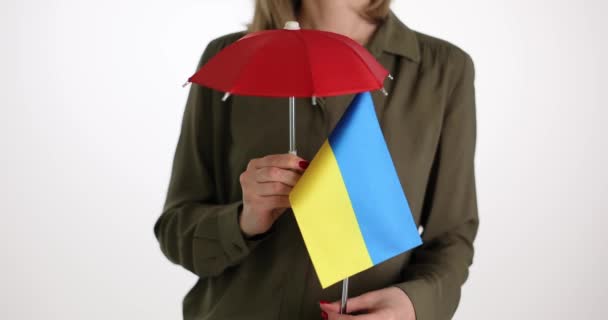 Vrouw Houdt Gele Blauwe Vlag Onder Rode Paraplu Persoon Steunt — Stockvideo