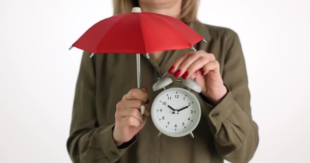 Frau Hält Weißen Vintage Wecker Unter Rotem Regenschirm Bewusstes Zeitmanagement — Stockvideo