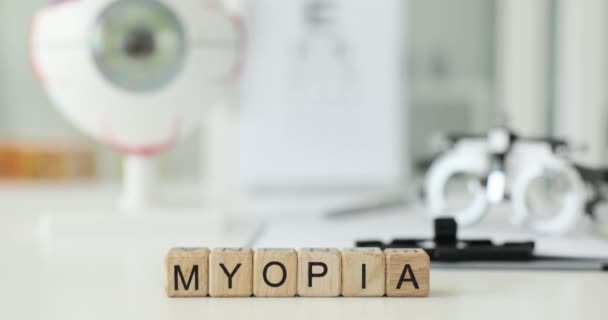 Słowo Myopia Wykonana Drewnianych Kostek Okulary Selekcji Soczewek Duży Model — Wideo stockowe