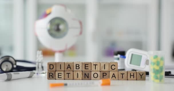 Frase Retinopatía Diabética Hecha Cubos Madera Contra Equipos Médicos Pastillas — Vídeos de Stock
