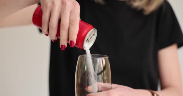 女人用红罐把糖倒入杯子里 甜碳酸饮料中的高糖含量 糖对人类健康的有害影响 — 图库视频影像