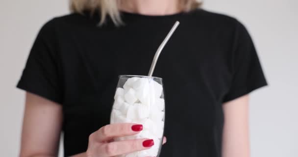 여자는 지푸라기로 유리를 여성은 음료에 함량을 보여준다 섭취를 사항들 — 비디오
