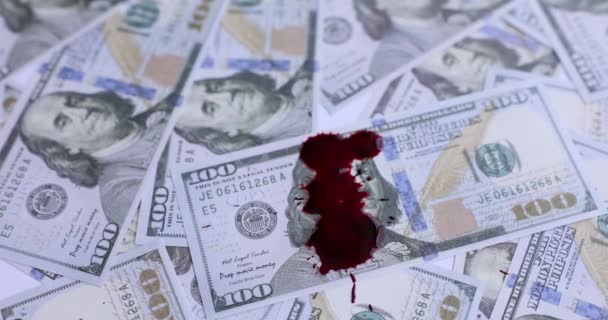 点点滴滴的深红色的血落在散落的美元钞票上 因为侵占贵重物品而被谋杀为获取经济利益的刑事犯罪 — 图库视频影像