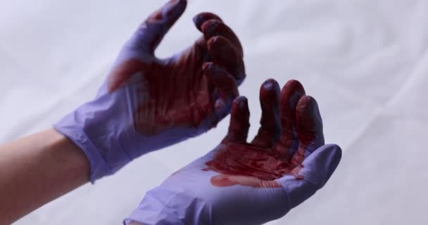 Γιατρός Δείχνει Χέρια Λαστιχένια Γάντια Βαμμένα Αίμα Ασθενούς Χέρια Του — Αρχείο Βίντεο