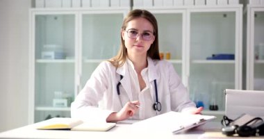 Genç doktor panodaki verileri incelerken hastayla diyalog kuruyor. Randevu sırasında kadın uzman ile müşteri arasındaki konuşma kavramı
