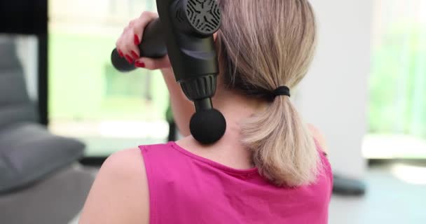 Blond Kvinna Masserar Nacken Med Modern Elektrisk Pistol Maskin För — Stockvideo