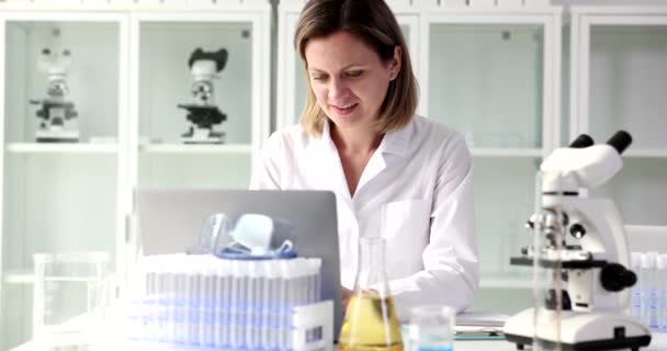 Вчений Вводить Інформацію Бази Даних Легкому Ноутбуці Лабораторному Офісі Жінка — стокове відео