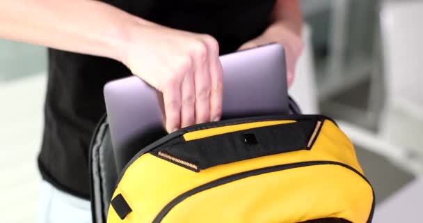 Szabadúszó Könnyű Laptopot Tesz Sárga Hátizsákba Záró Cipzárba Személy Veszi — Stock videók