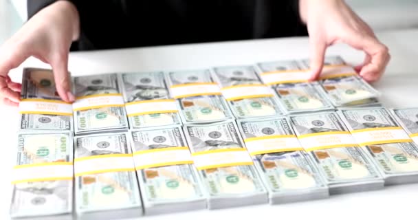 黒いマントルの裁判官は 白いテーブルに座って包まれた銀行券を収集します 盗まれた銀行の金を積んでる女性 窃盗と汚職の遅い動きの概念 — ストック動画