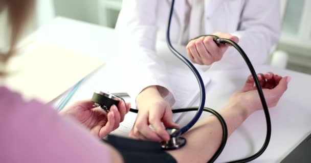의사는 기구를 사용하여 환자의 혈압을 작업복을 전문가는 사무실에 계량기를 천천히 — 비디오