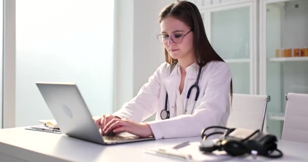 수련의는 환자의 사항을 노트북 데이터베이스로 전문가들은 테이블느린 동작으로 키보드에 정보를 — 비디오