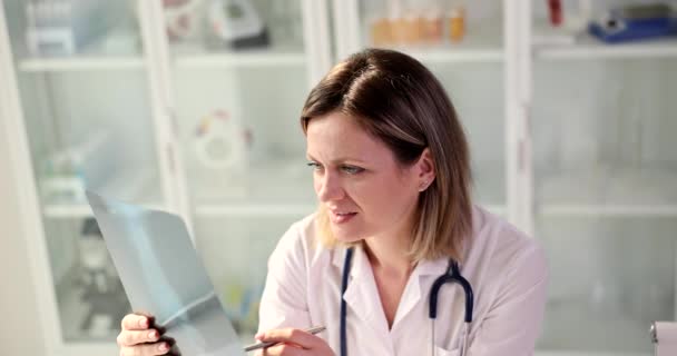Üniformalı Doktor Müşteriyle Randevusundan Önce Röntgen Fotoğrafını Inceliyor Kadın Hekim — Stok video