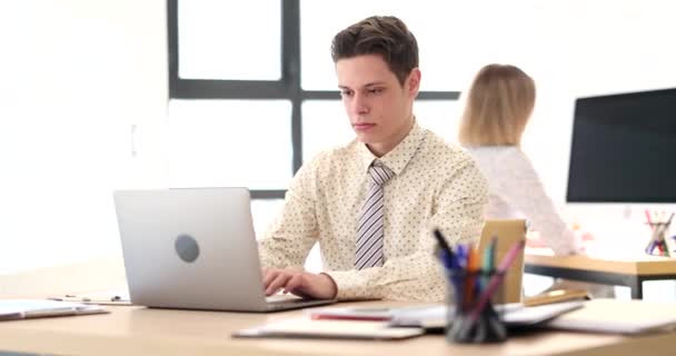 Funcionário Escritório Masculino Trabalha Laptop Enquanto Senta Mesa Trabalho Moderno — Vídeo de Stock