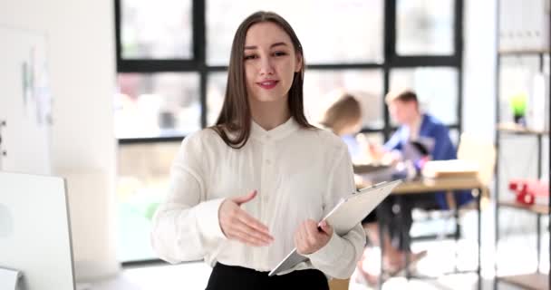 Gülümseyen Bayan Yönetici Selamlaşmada Müşteriyle Sıkışır Çalışma Arkadaşları Yavaş Çekimde — Stok video