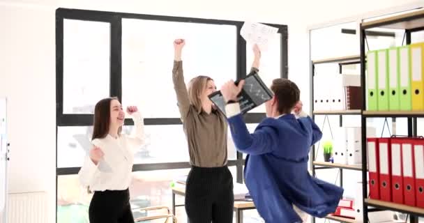 Mutlu Meslektaşlar Başarılı Bir Anlaşma Yaptıktan Sonra Şirket Ofisinde Sevinir — Stok video