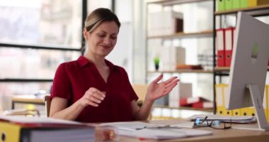 Kadın çalışanlar işyerlerinde yaptıkları işlerle övünür ve işyerlerinde zevkle ellerini ovuştururlar. Tatmin olmuş kadın sonuçlara yavaş çekimde gülümseyerek bakar.