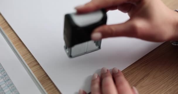 Женщина Работница Ставит Красную Печать Погашенную Бумажном Листе Офисе Неожиданная — стоковое видео