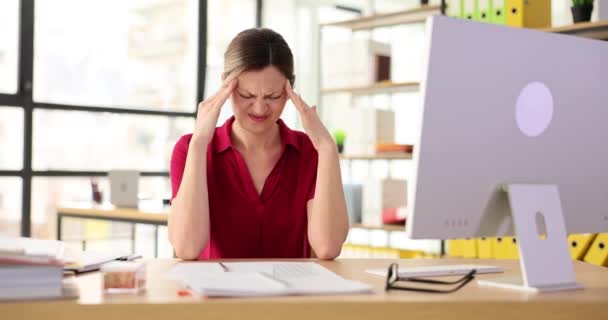 Büroangestellte Mit Schwerer Migräne Sitzt Arbeitsplatz Frau Durch Anspannung Bei — Stockvideo