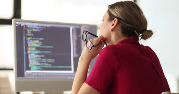 Mulher Programador Inspeciona Código Procura Erros Sentados Local Trabalho Escritório — Vídeo de Stock