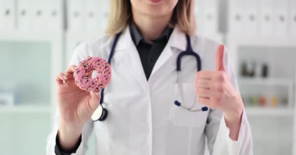 Kvinnlig Dietist Håller Färsk Munk Visar Tummen Upp Tecken Godkännande — Stockvideo