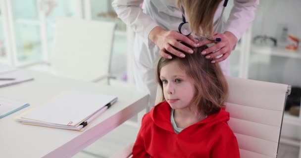 Γυναίκα Γιατρός Ψάχνει Για Έντομα Στα Μαλλιά Του Ασθενή Κορίτσι — Αρχείο Βίντεο