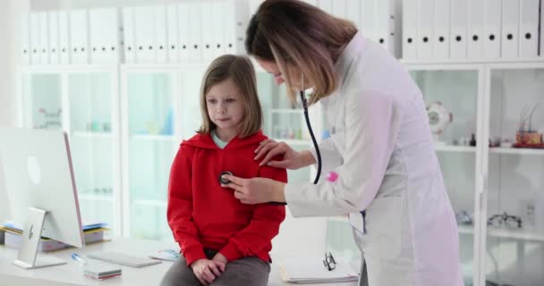 Femme Médecin Uniforme Travail Examine Petite Fille Avec Stéthoscope Dans — Video