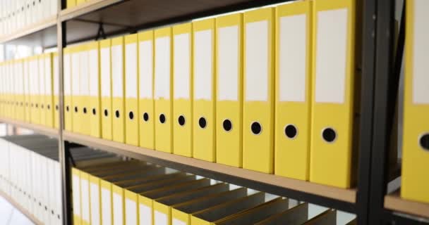 会社の前提でラックの棚に材料と黄色の組織フォルダ構造 オフィスビルのアーカイブストレージにデータを保存するコンセプトスローモーション — ストック動画