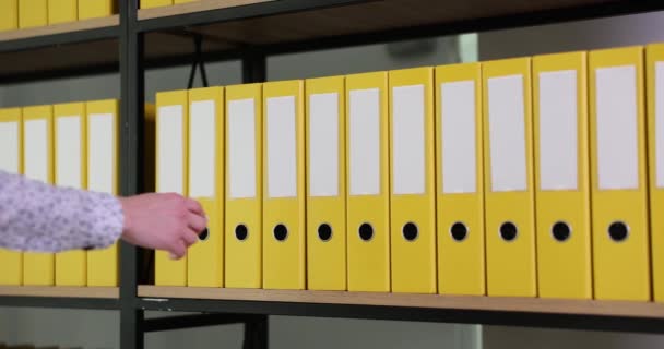 Kadın Eli Ofis Arşivinden Sarı Yüzük Klasörünü Alıyor Modern Ofis — Stok video