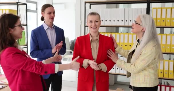 Kollegen Gratulieren Mitarbeiterinnen Mit Glatzfrisur Zur Beförderung Wenn Sie Arbeitsplatz — Stockvideo
