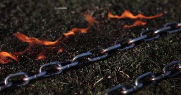 Оцинковані Мотузкові Бойові Ланцюги Спортивних Вправ Лежать Палаючій Темній Траві — стокове відео