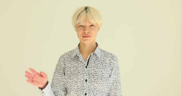 Blondynka Macha Ręką Powitania Ładnie Się Uśmiecha Kobieta Bluzce Biurowej — Wideo stockowe