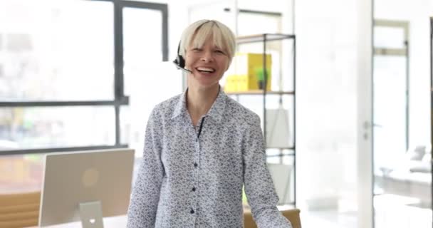 Positiv Kvinnlig Chef Headset Samtalar Med Kunden Projektdetaljer Stående Modernt — Stockvideo