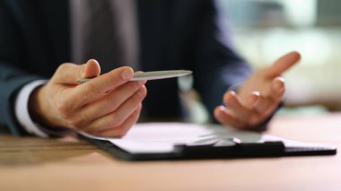 Erkek yönetici belge sözleşmesi üzerinde çalışıyor ve şaşırtıcı. İş konsepti sözleşmeleri imzalamak