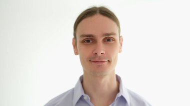 Beyaz arka planda tişörtlü genç bir adamın portresi. İş konseptinde başarı