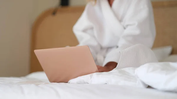 Жінка Білому Халаті Сидить Ноутбуком Ліжку Вдома Крупним Планом Концепція — стокове фото